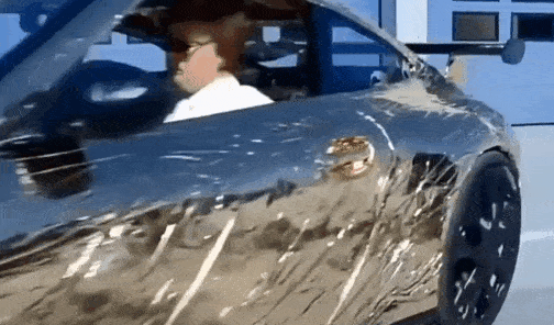 |搞笑GIF趣图:熊孩子把自己卡在小凳子里面,小姨却笑得好开心