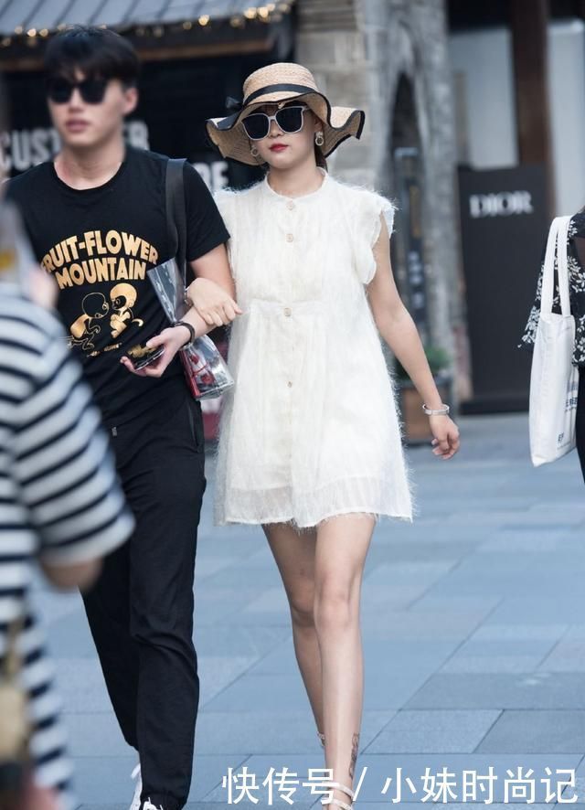 街拍:美女与男朋友逛街, 穿“毛绒式连衣裙”秀身材, 时髦又高雅