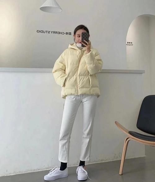 冬天穿棉服，除了黑白色，还有这“3个”颜色也很好看！