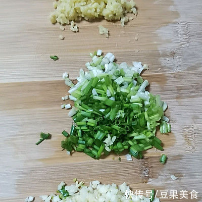 色香味俱全，米饭配外婆菜炒肉沫，下饭绝杀