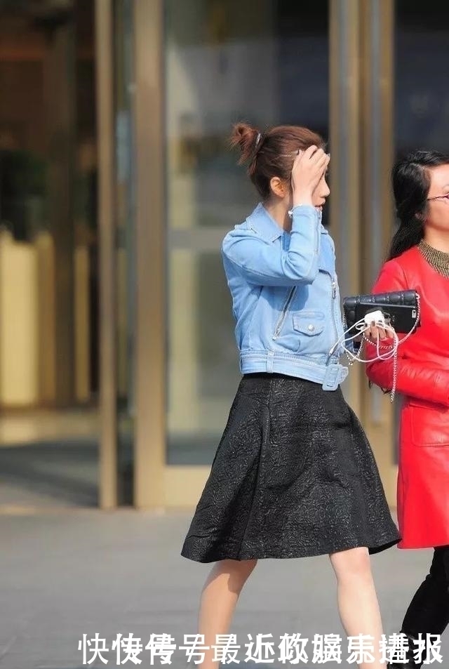 短发|街拍:小姐姐一头短发,扎着一个小小的马尾,看上去青春又俏皮