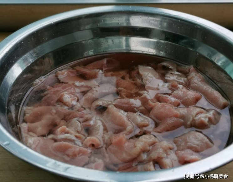淀粉|不管炒什么肉，都别用淀粉腌了！教你这3招，肉质嫩滑无腥味！