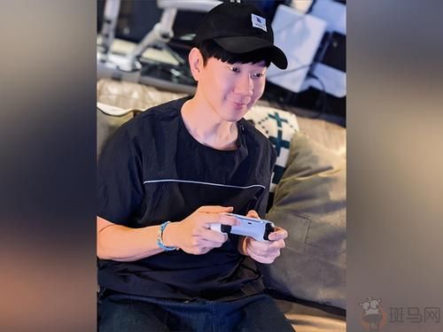 受邀|林俊杰受邀试玩PS5次世代主机 晒出与新主机帅气合影