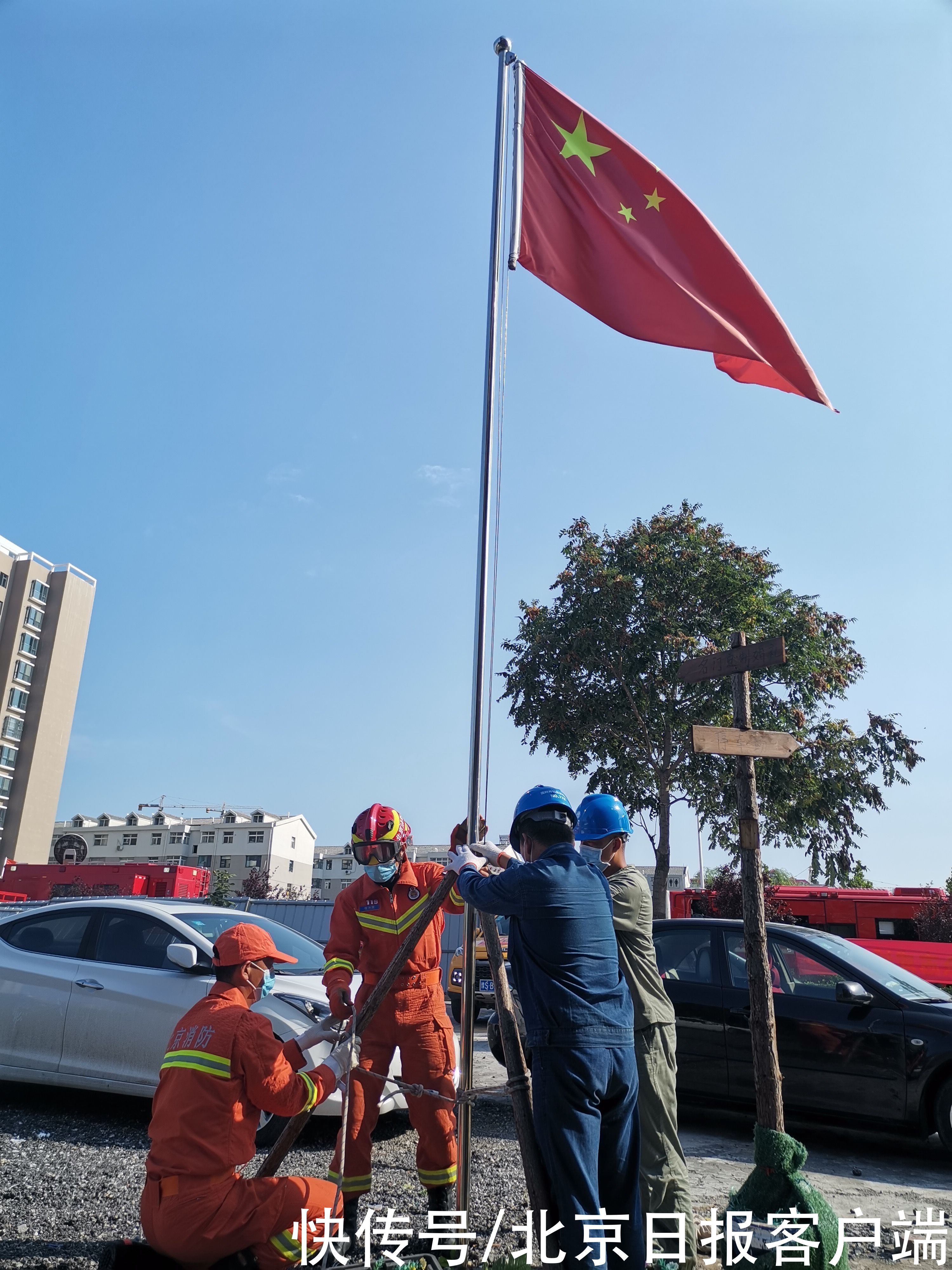 救援|消防员救援途中发现国旗倒地，接下来的举动让人感动