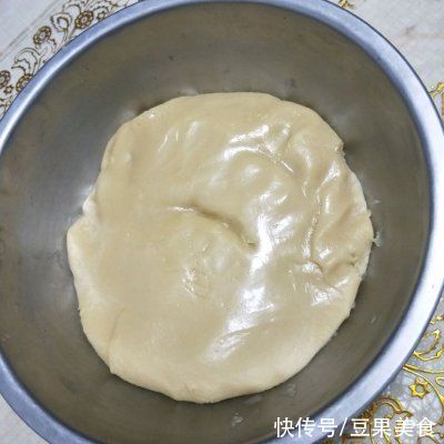 月饼|简单快手又下饭的豆沙馅广式月饼，吃起来那叫一个香