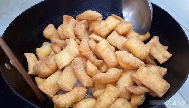 油条不要直接油炸了，锅里一炒，做出特色小零食，出锅孩子都爱吃