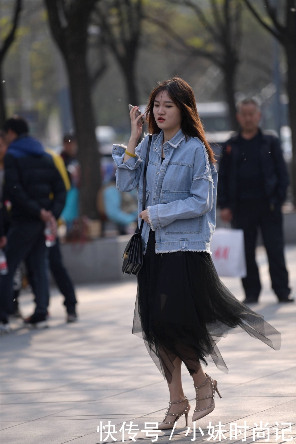 姑娘还|街拍:有点冷的秋天,还穿着尖头细跟铆钉凉鞋,时尚姑娘真的不怕冷么?
