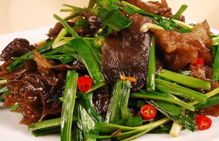 红润|炒韭菜时加一宝，每天一盘，排除湿气，呵护子宫，皮肤细腻更红润