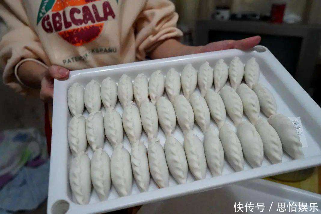 包好的饺子，直接放冰箱并不好，我家这样做，饺子不粘连不破皮