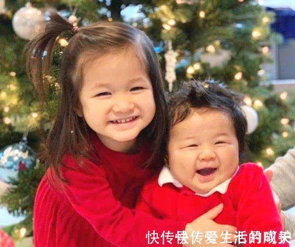 小李生|二胎宝宝求抱抱，姐姐的处理方式让宝妈心头一热，网友：太幸福了