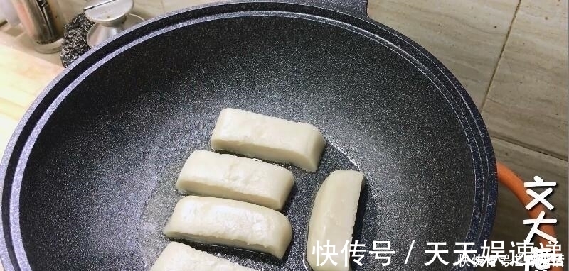米粉|糯米粉开水烫一烫，比年糕简单，比糍粑好吃，一学就会