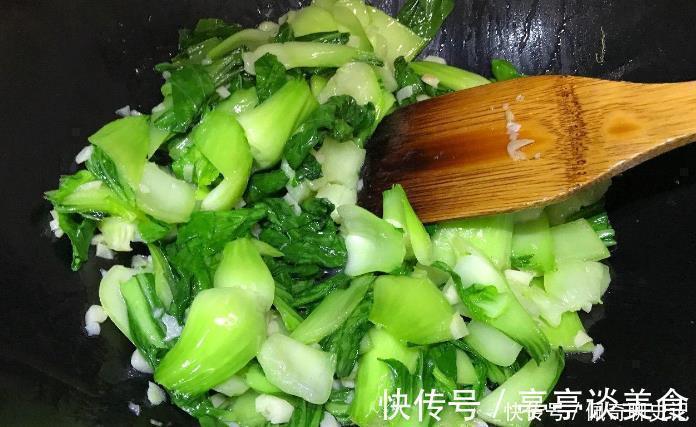 炒青菜,最忌洗了就下锅炒!做好3点,青菜鲜嫩翠绿,像饭店炒的