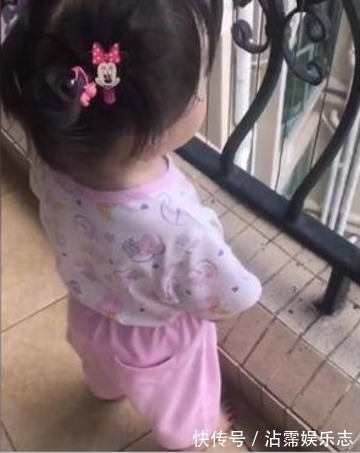爸爸|儿子和女儿一起跑向爸爸,爸爸一把抱住儿子,女儿的反应真可爱