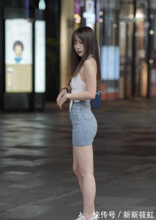 短裙 白色围颈露肩背心搭牛仔短裙,潮流个性,元气满满