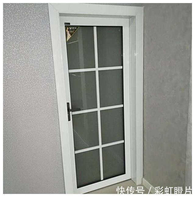 防水|卫生间不要安装木门，如今聪明人都用它来代替，防水防潮效果好