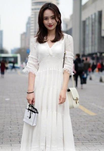 街拍:姿色天然的小姐姐,一条雪白的连衣裙,气质唯美动人