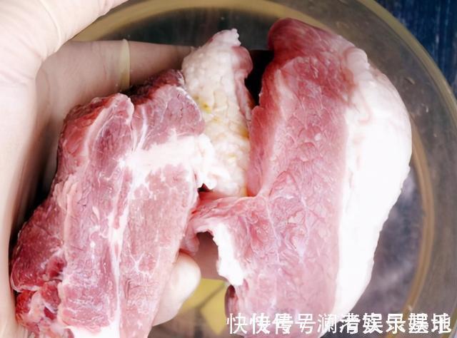 给猪肉解冻,用水泡就错了!教你小妙招,快速解冻,和鲜肉一样