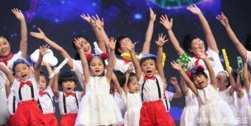 家长群|孩子放学后,反复唱一首歌,宝妈听清歌词后,在家长群指责老师