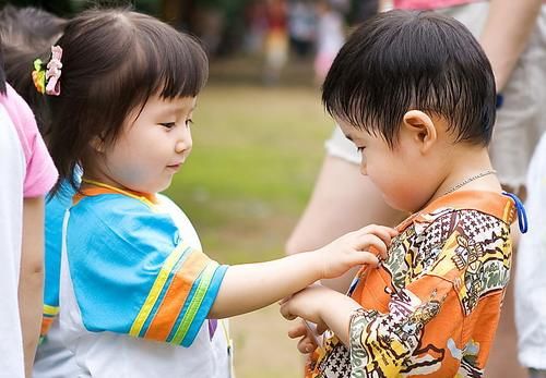 到幼儿|幼儿园俩孩子午睡前的“灵魂对话”：如何让孩子尽快适应幼儿园？