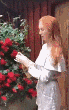 |搞笑GIF：我很好奇，女生头发下面可以藏多少脸