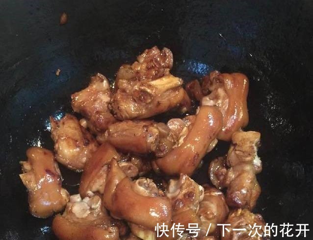 炖猪蹄不用高压锅，教你一招，只需在里面加点它，软烂入味还不腻！