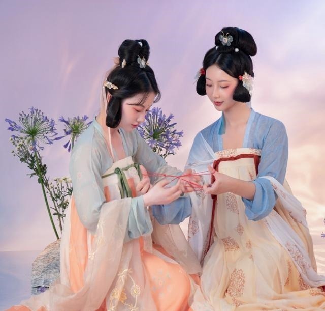 可可@汉服娘到小摊上买东西,老板“衣服很好看,就是长得不好看!”