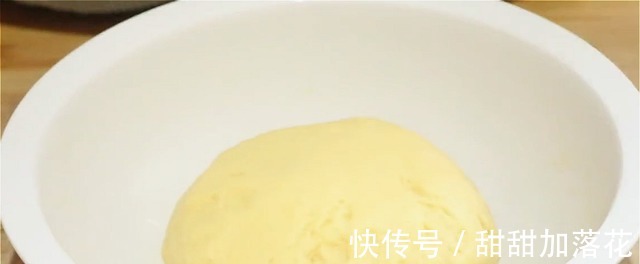 一碗面粉加一个鸡蛋居然这么好吃，不用蒸不用炸，出锅我流口水了！