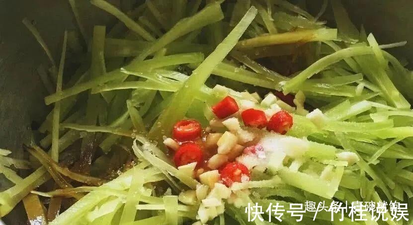 莴笋叶|凉拌“莴笋丝”到底用不用焯水，很多人做错了，难怪口感不清脆！