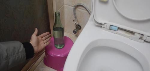 卫生间|卫生间放一个白醋玻璃瓶真厉害,一年省下不少钱,全家人都夸好