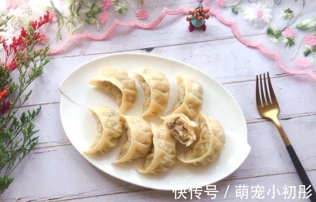 白菜焯水再包馅大错特错，加盐也不对，这种做法最正确，香嫩紧实