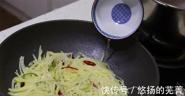 炒酸辣土豆丝，掌握放醋时间是关键，做对了随便炒也好吃！
