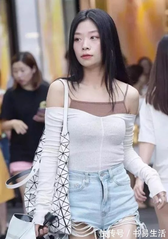 眼镜|街拍:扎短马尾的小姐姐,戴上一副眼镜,很有御姐的风范呢