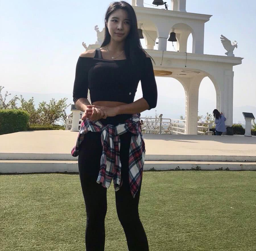 紧身|街拍迷人丰满的紧身打底裤美女,展现出动人的曲线身材!