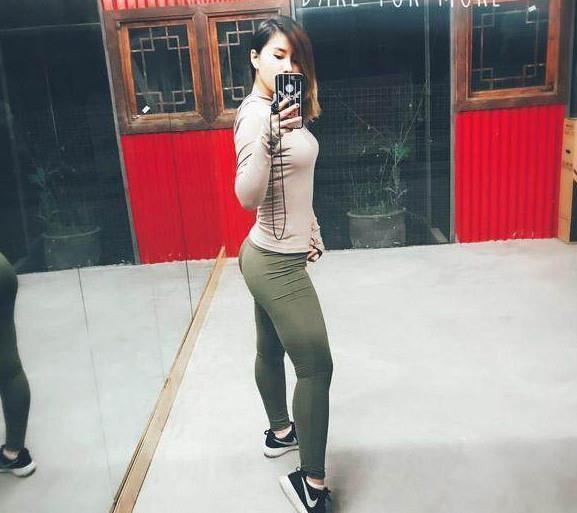 美女|酷酷的打底裤美女,戴上墨镜更显几分冷艳,魅力十足