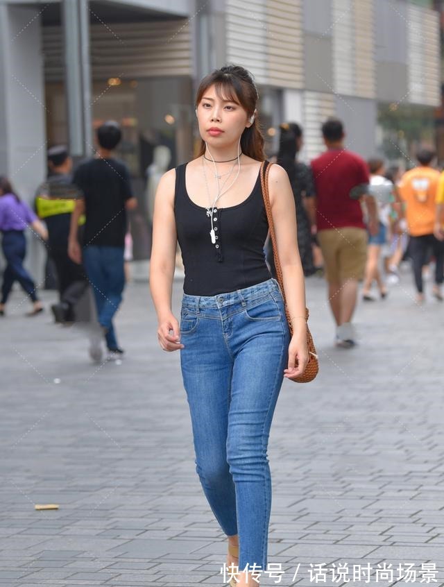 挎包 牛仔裤套装搭配编制挎包,性感成熟,知性稳重!