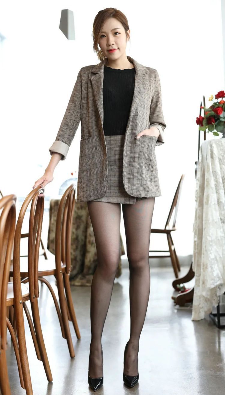 尖头 职业女性着装别困惑,两件套西装裙+尖头细跟鞋,穿出高级轻熟风