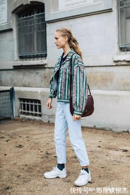 色调 女人不管什么年纪,穿衣都要远离这3种''大妈色'',显老土又掉档次