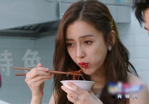 镜头|跑男吃面条,镜头对baby一晃而过,被网友截到,真吃假吃一目了然