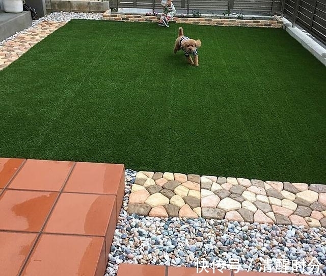 青石板|院子通铺水泥地过时了,甲板+草坪+沙地混铺,简单几种材料就很美