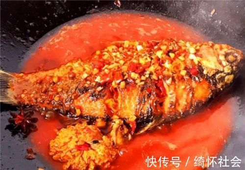 才知道,原来刮鱼鳞这么简单,只需一个塑料袋,刮得又快又干净