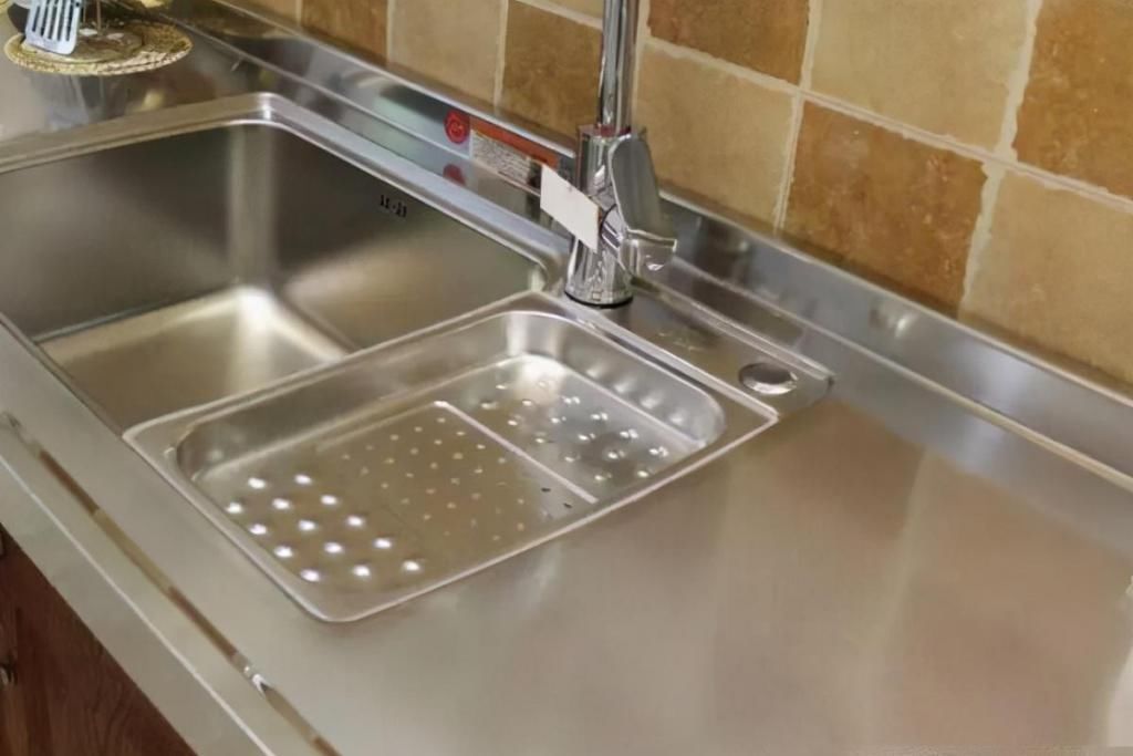 清洁卫生|越来越多人厨房台面不用大理石了,现在流行用这种材质太实用了