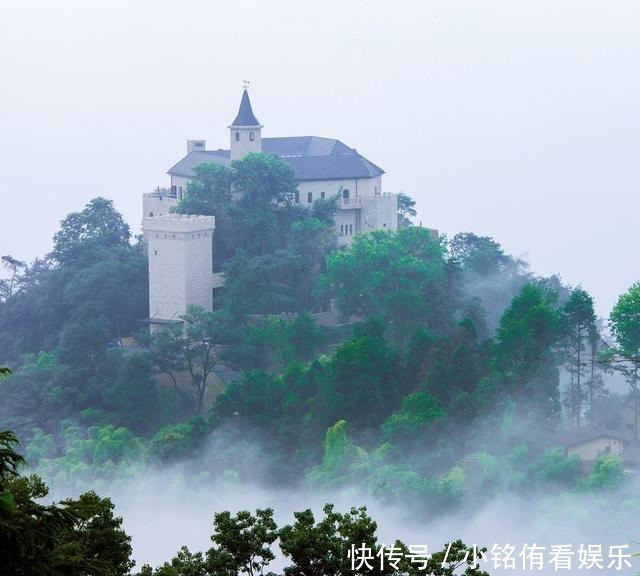 中国四大避暑胜地之一，四季风景秀丽，被誉为江南第一名山