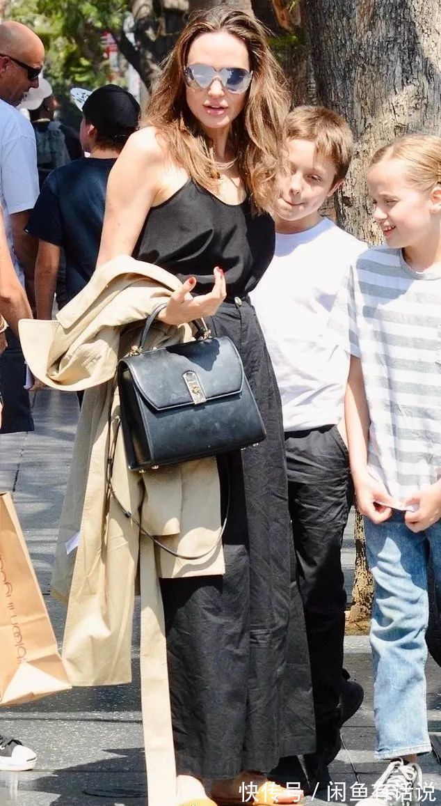 星空|朱莉“瘦过头”也有范,穿一身星空长袍出门,靠女王气场撑起衣服