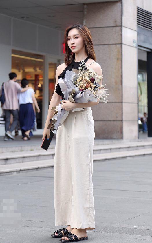 吊带 时尚搭配,小姐姐上身穿的是一件U型领的吊带,很有时尚气质