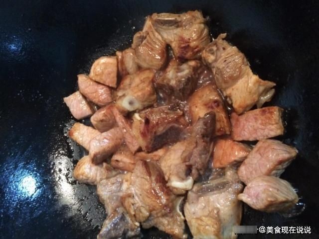 排骨|做红烧排骨时，别只会傻加酱油！多加一点它，色泽红亮，越焖越香