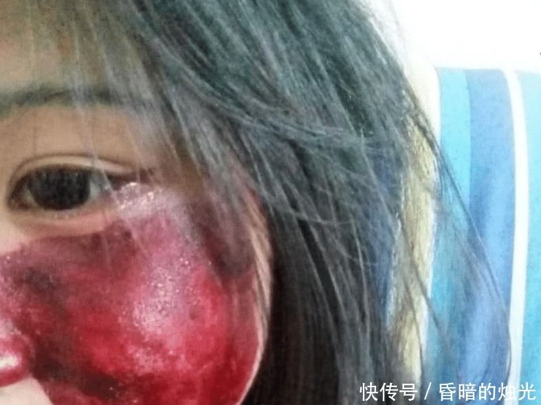 嘴角|小学生偷用妈妈化妆品,半张脸“毁了”,网友看到嘴角笑死我了!