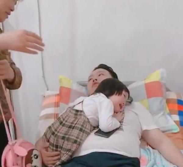 父亲的怀|女儿看到爸爸在输液,抱着爸爸哭得稀里哗啦,网友:贴心小棉袄