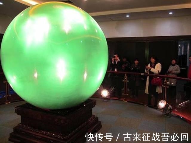 夜明珠|男子承包矿山挖出重6吨夜明珠,估值26亿卖不掉,放在公园成路灯