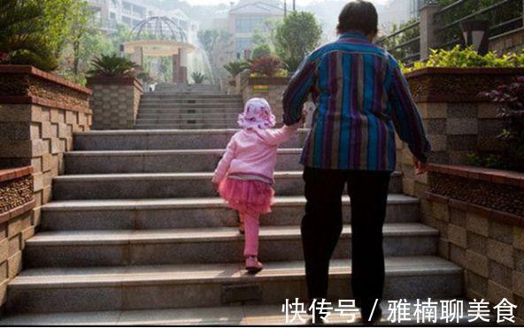 危险|赶地铁遇无电梯,宝妈咬牙带娃走楼梯,手拎婴儿车超人实锤了