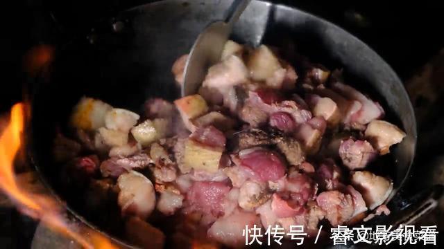 尼泊尔|尼泊尔山区村民杀猪，请全村人过来吃杀猪菜，贫困母亲也过来买肉